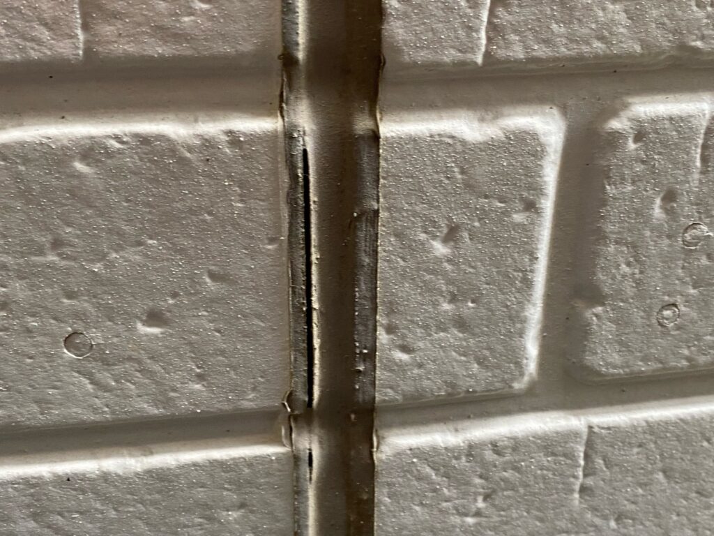 外壁コーキング劣化しています。