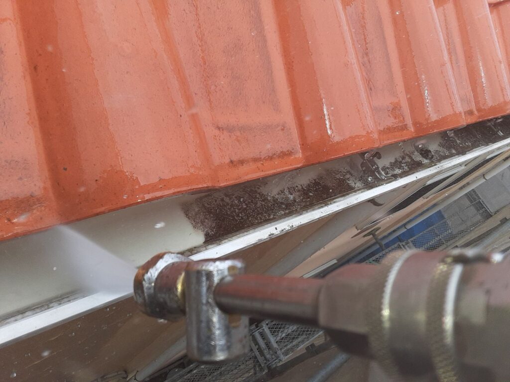 軒樋高圧洗浄。