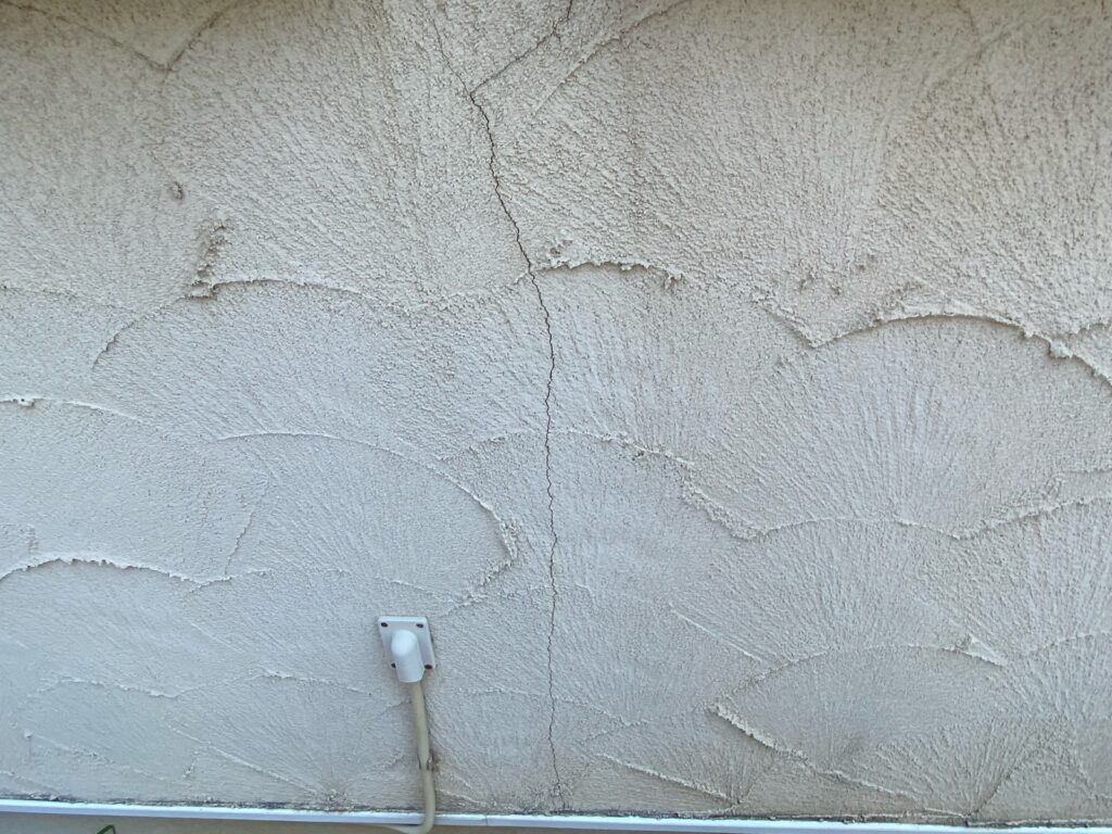 外壁クラックが発生しています。