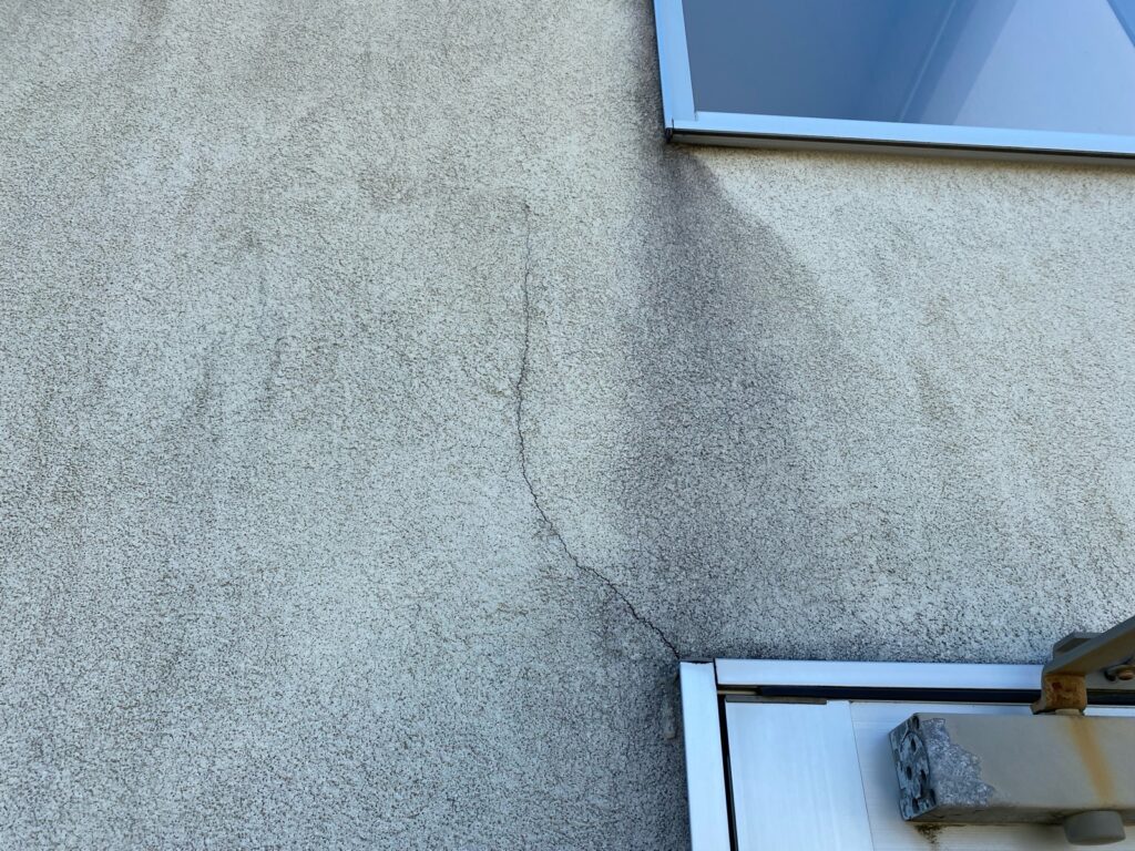 外壁クラックが発生しています。