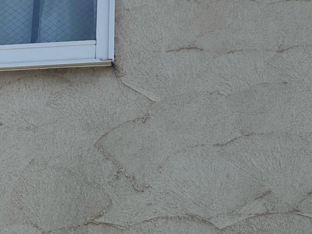 外壁クラックが発生しています。