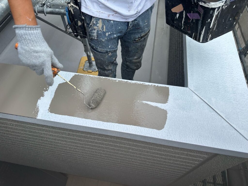 バルコニー笠木上塗り一回目。