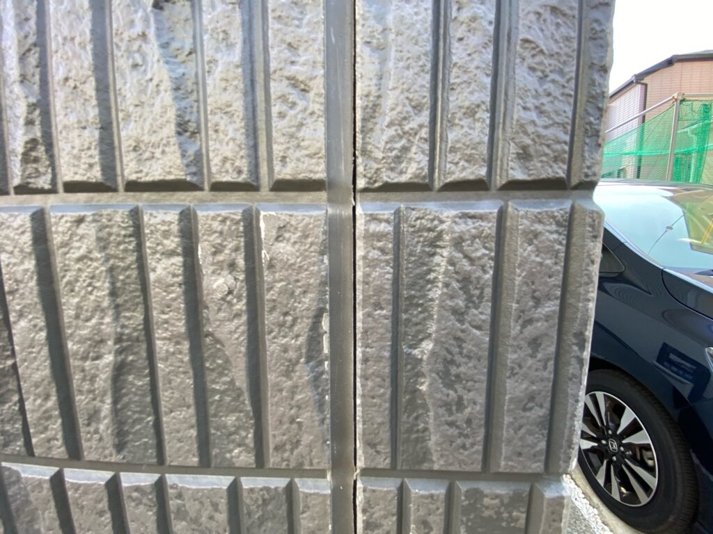 外壁コーキング劣化しています。