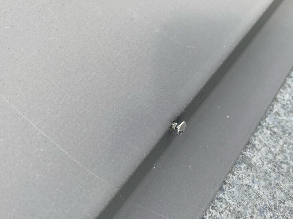 屋根板金釘が浮いています。