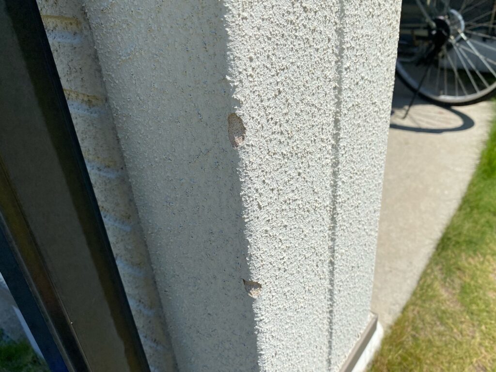 外壁剥がれています。