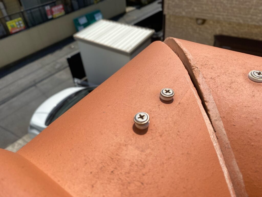 ビスが緩んでいます。