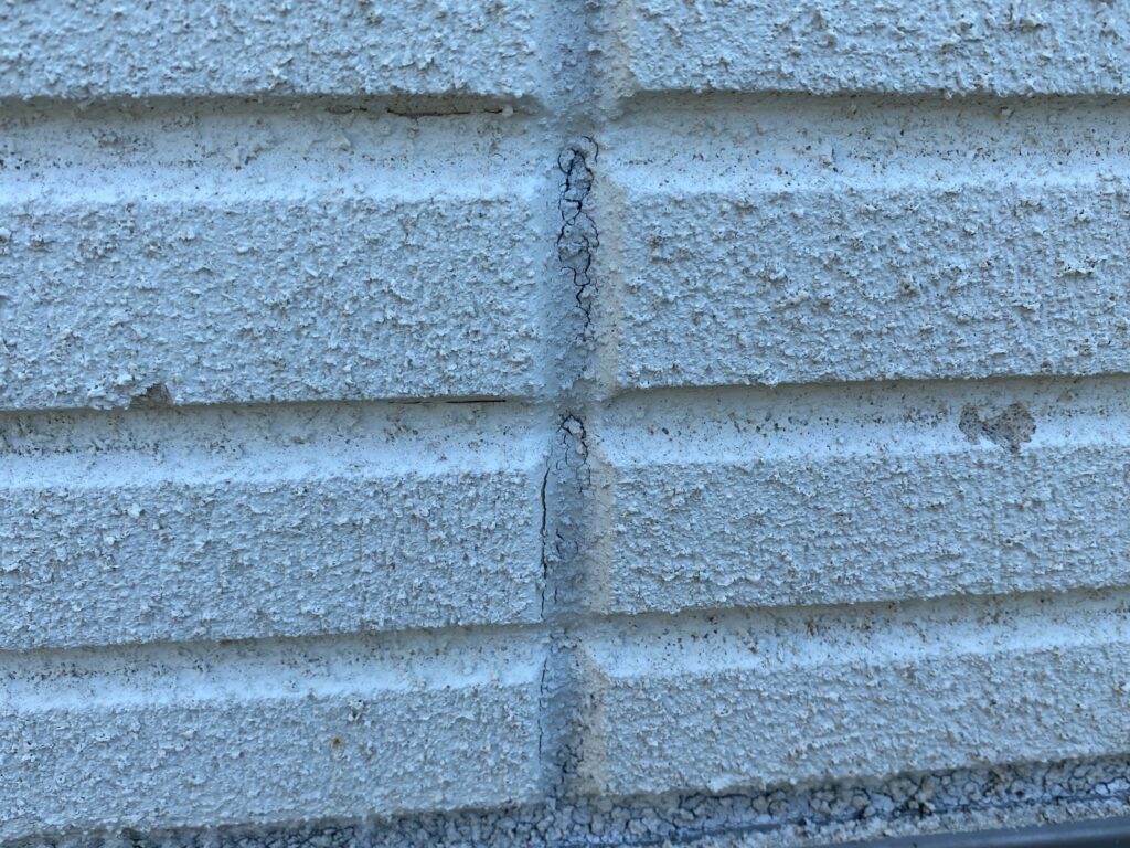 外壁コーキング劣化しています。