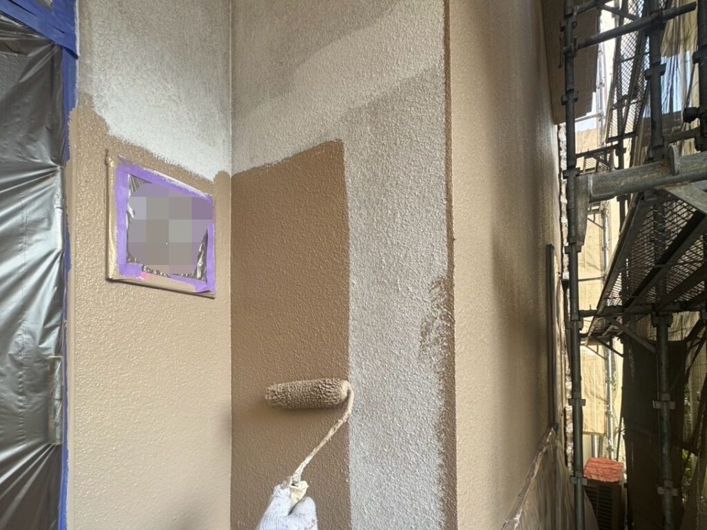 外壁上塗り一回目。