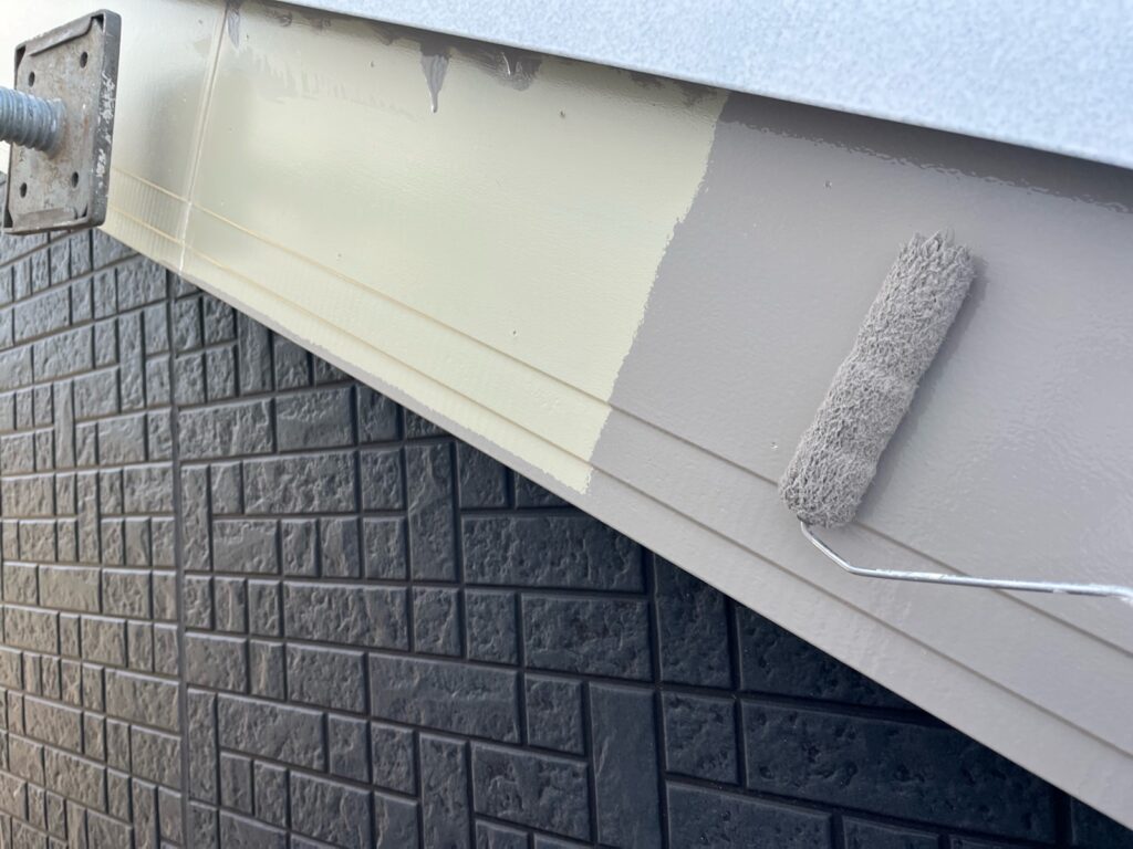 破風上塗り一回目。