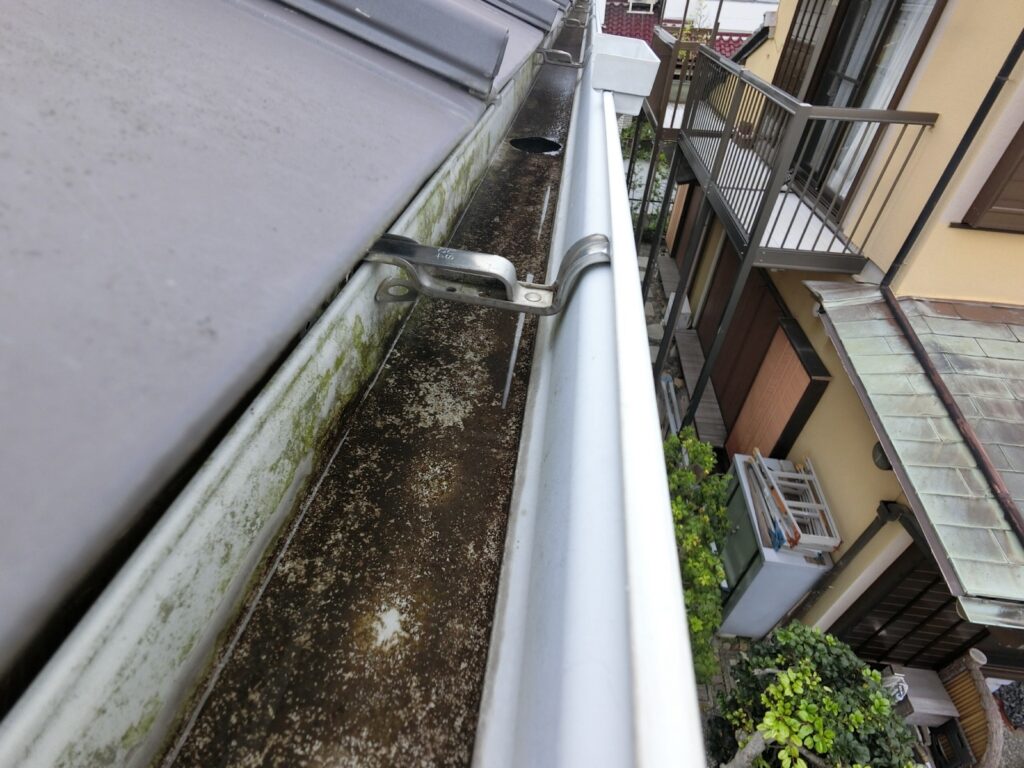 軒樋汚れています。
