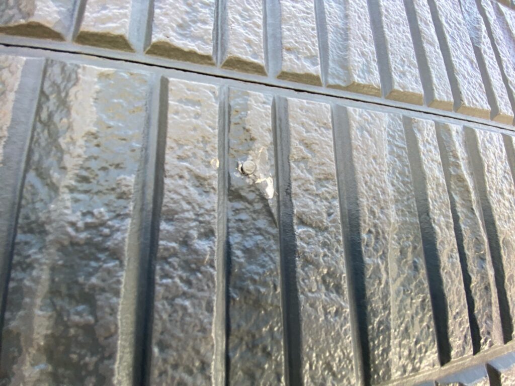 外壁塗膜が剥がれています。