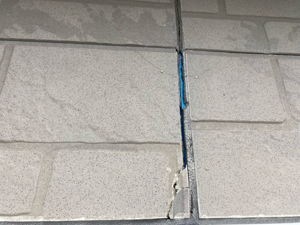 外壁破損しています。