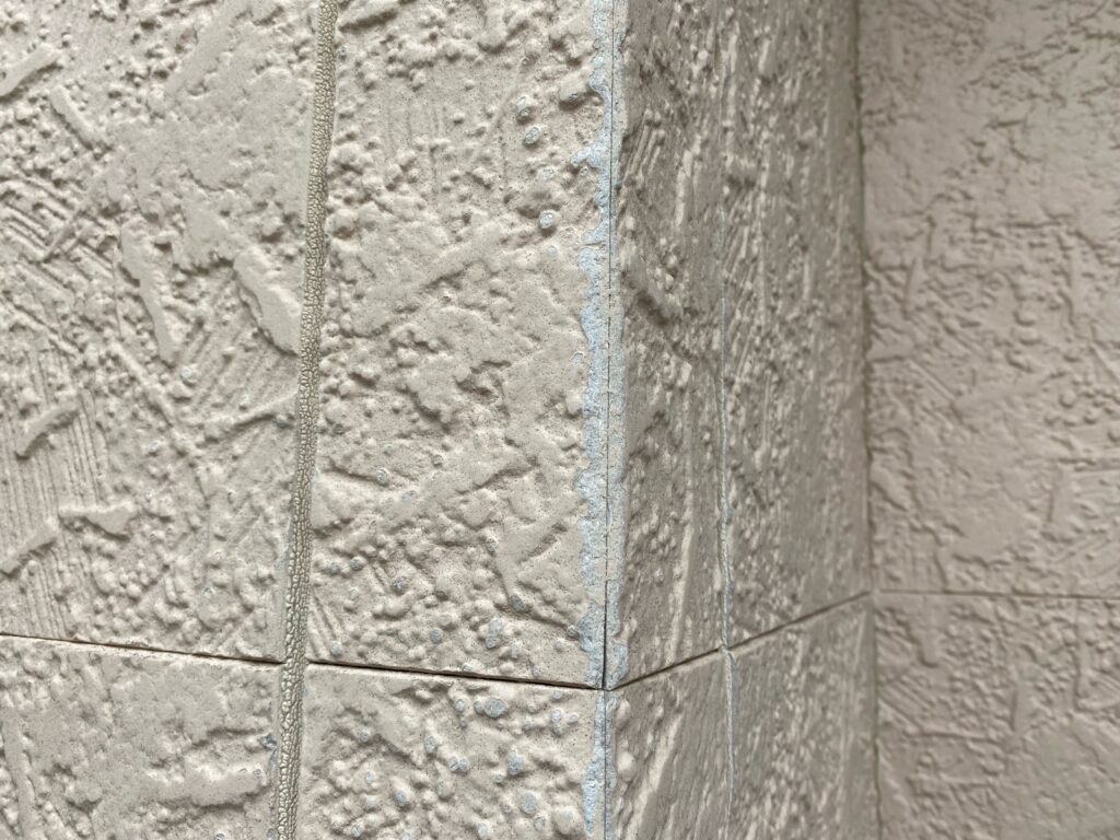 外壁剥がれています。