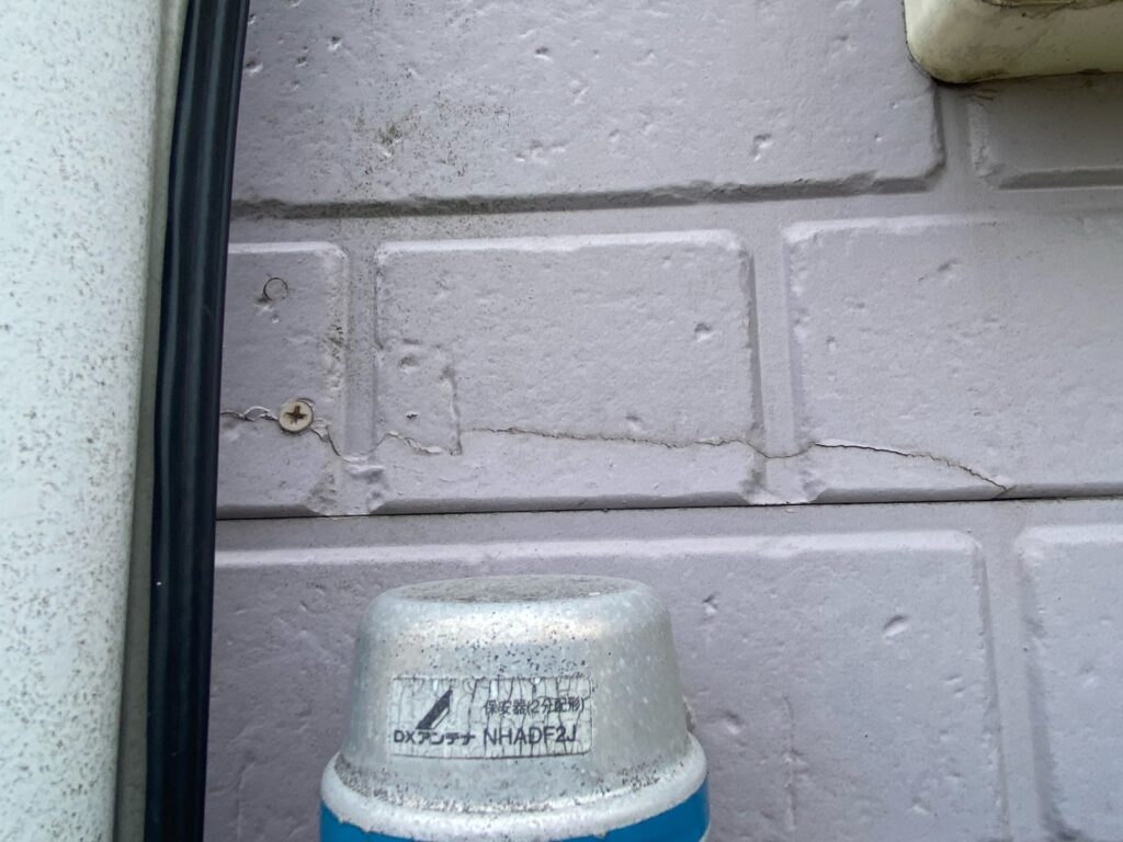 外壁クラックが発生しています。