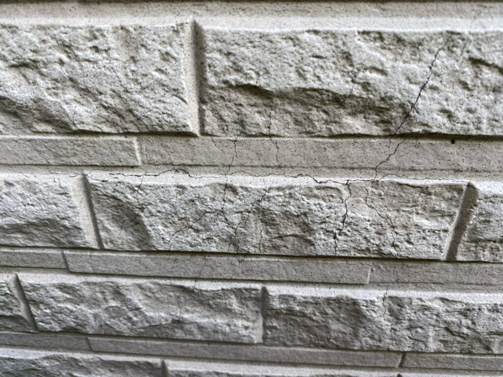 外壁クラックが発生しています。