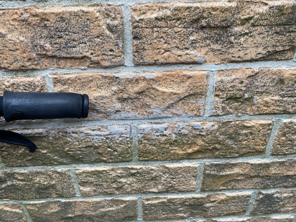 外壁剥がれています。