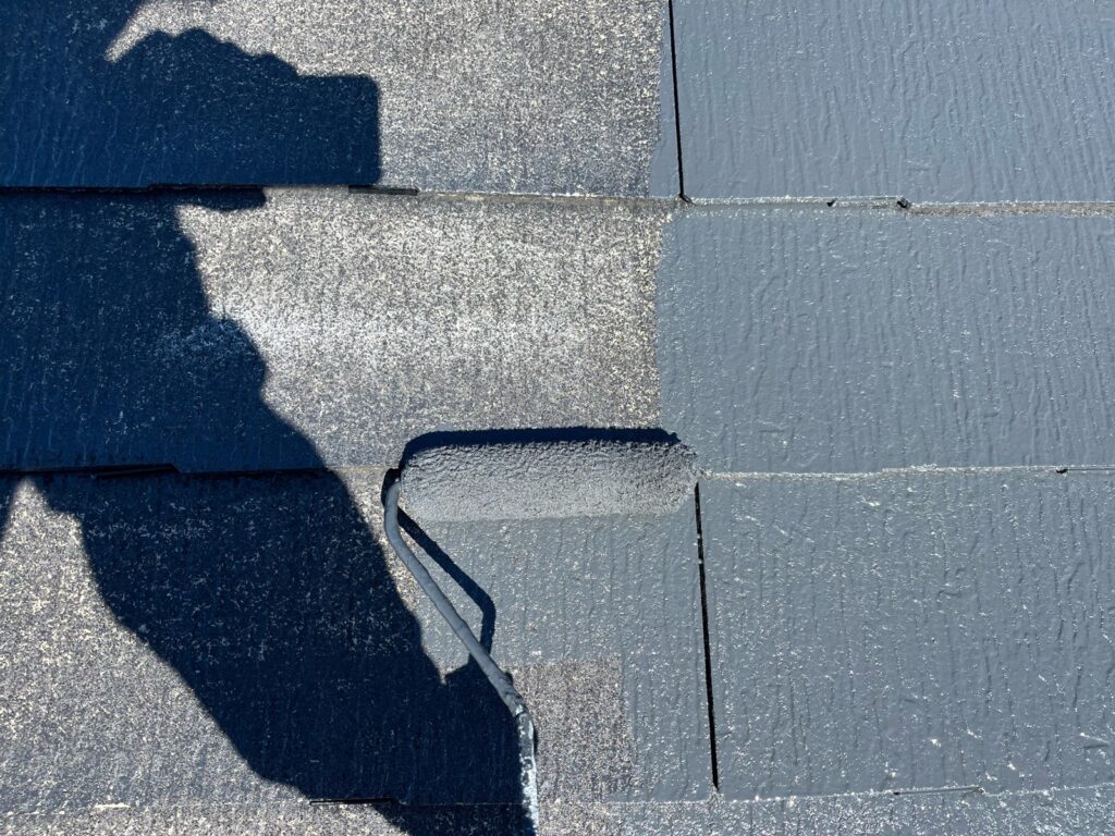 屋根上塗り一回目。