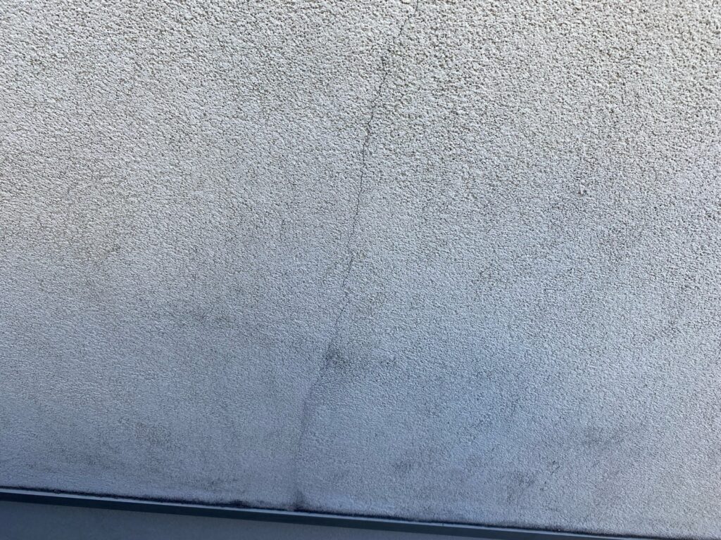 外壁クラックが発生しています。