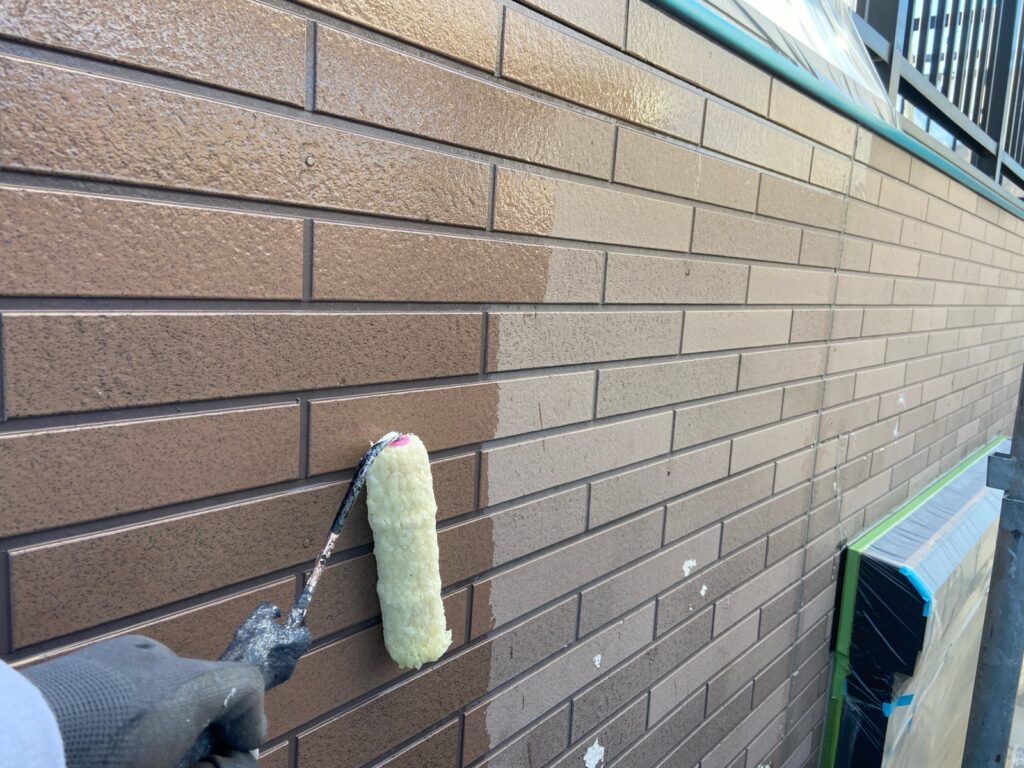 外壁上塗り一回目。