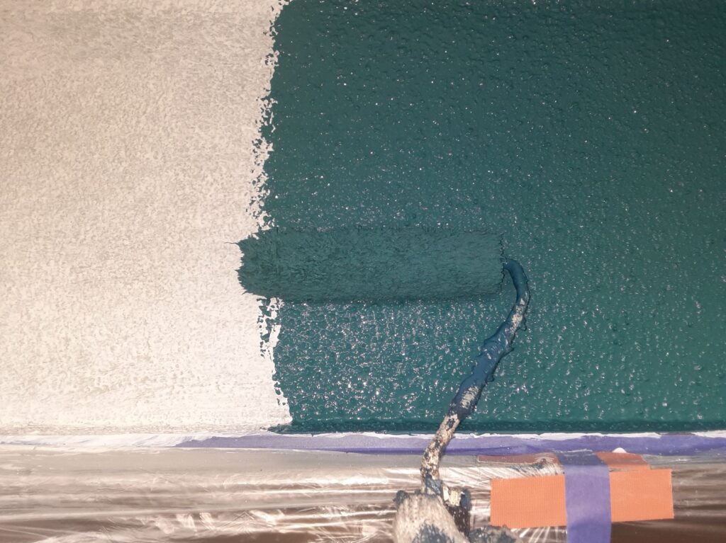 外壁上塗り一回目。