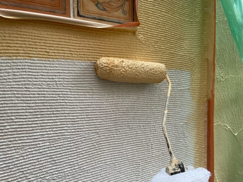 外壁上塗り一回目。