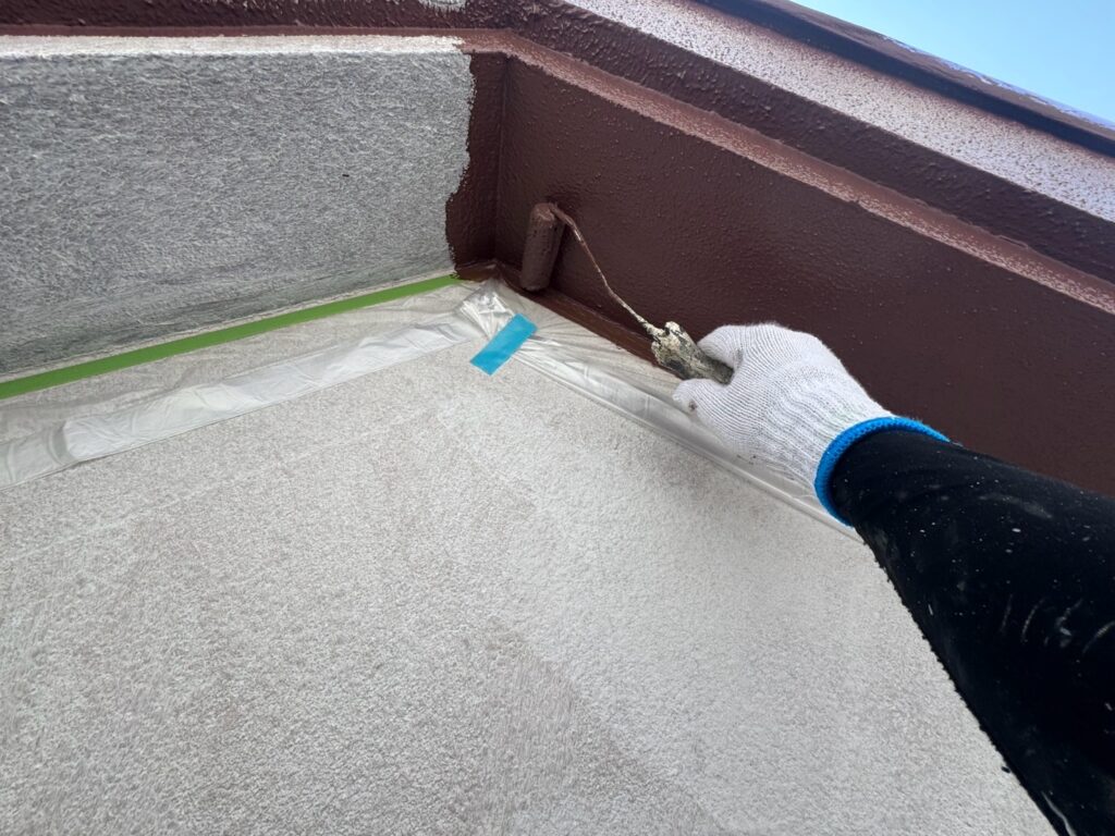 軒天上塗り一回目。