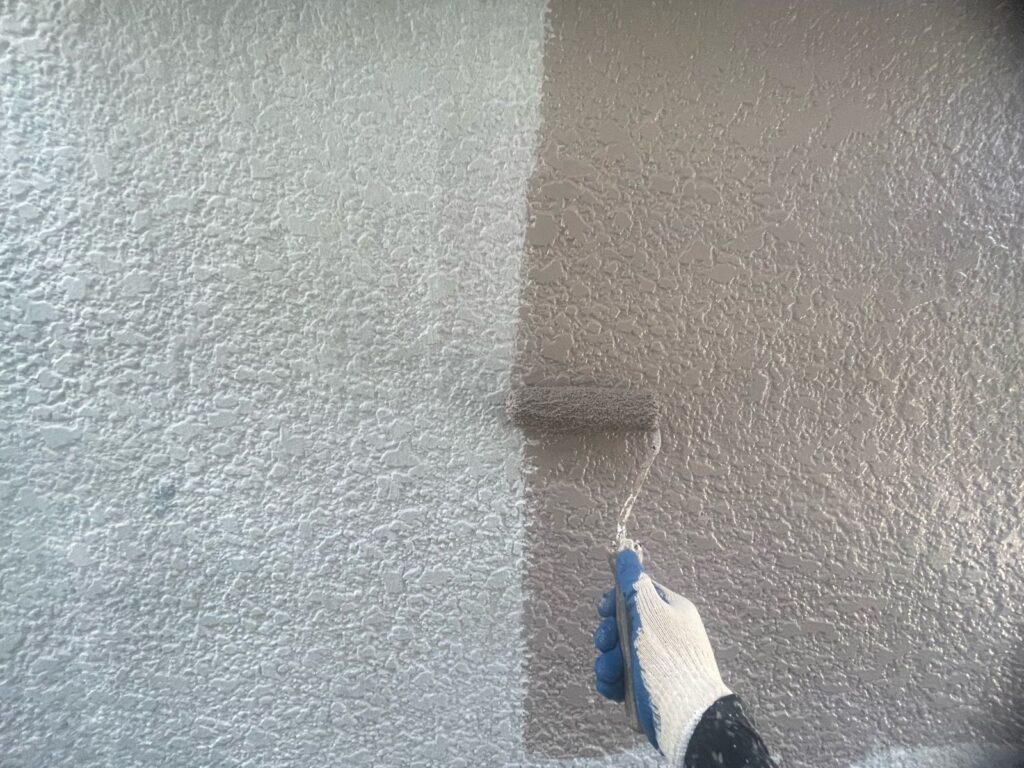 外壁上塗り一回目。