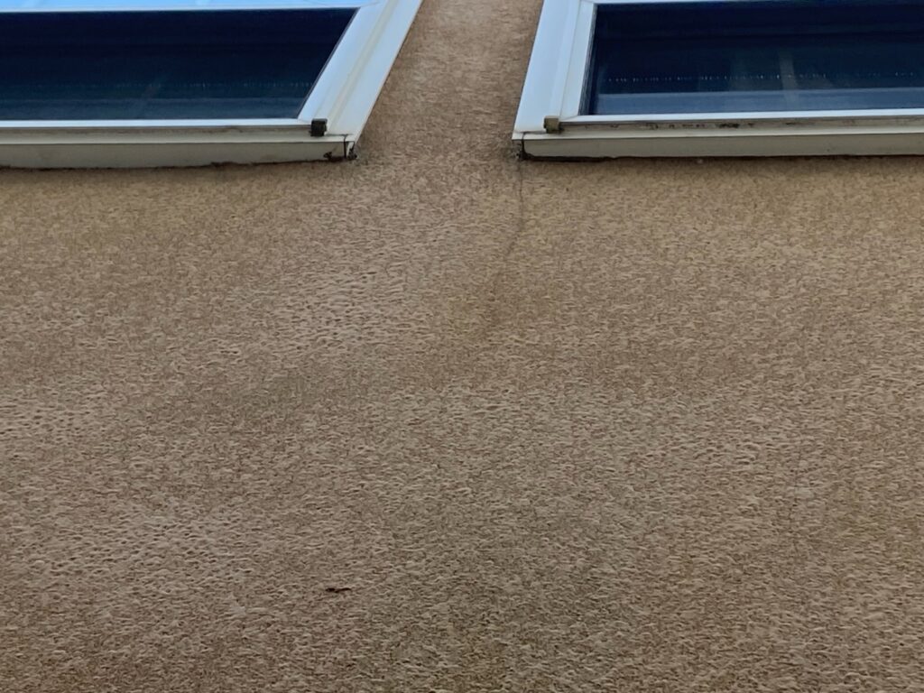 外壁クラックが発生しています。