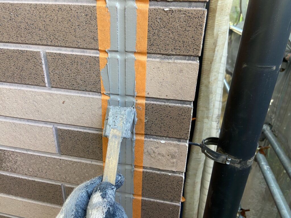 外壁コーキング打設。