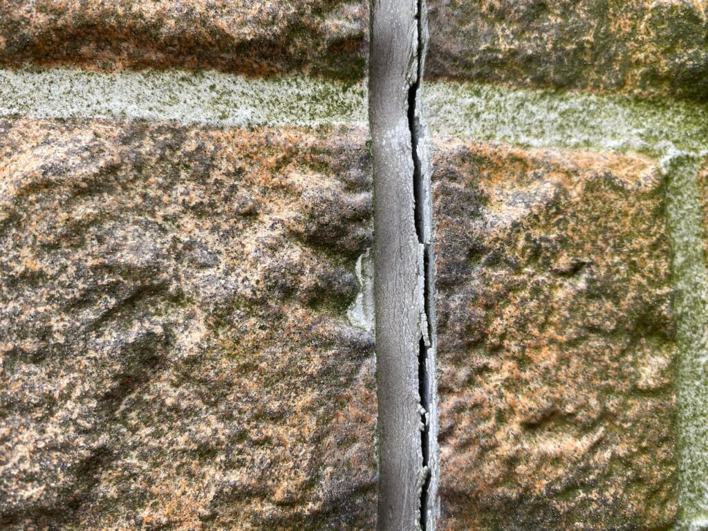 外壁コーキング劣化しています。