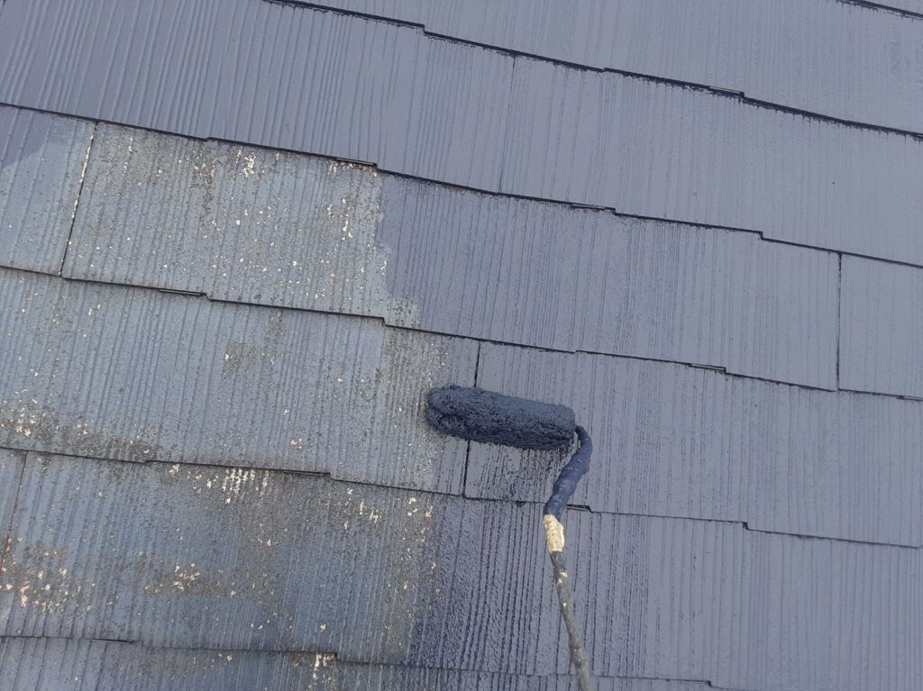 屋根上塗り一回目。