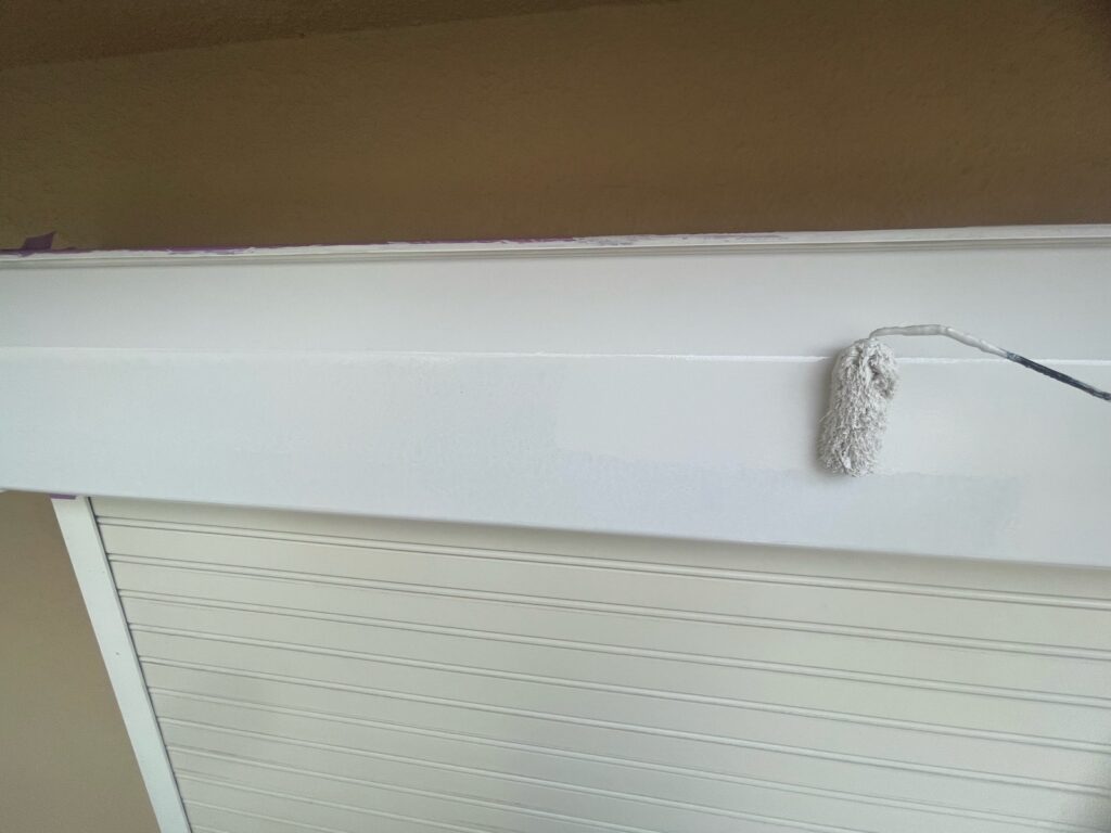 シャッターBOX上塗り一回目。