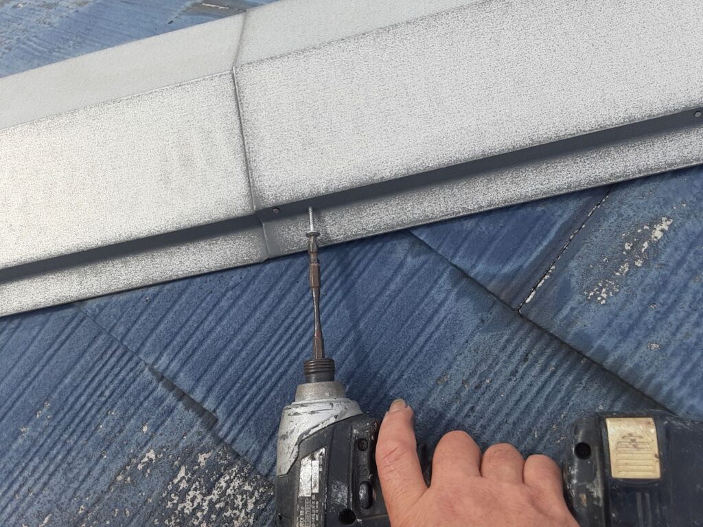 屋根板金補修。