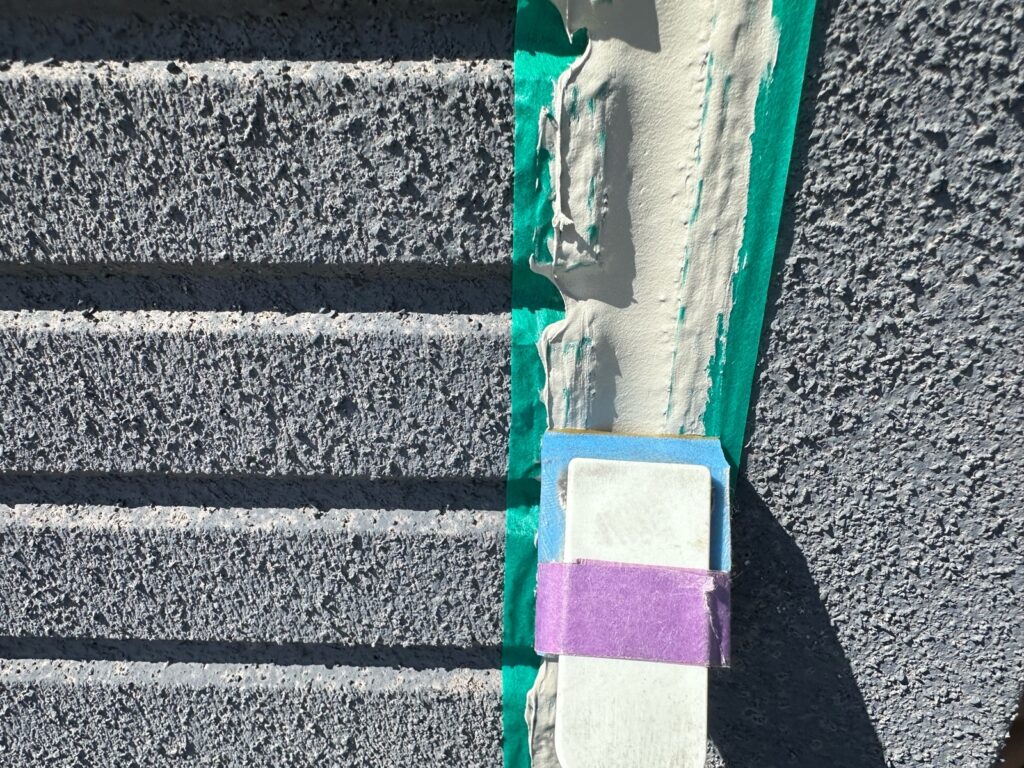外壁コーキング打設。