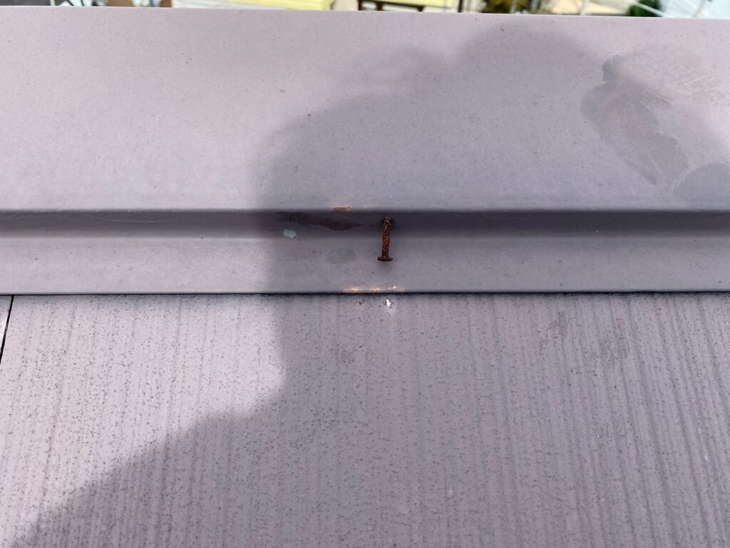 屋根板金釘が浮いています。
