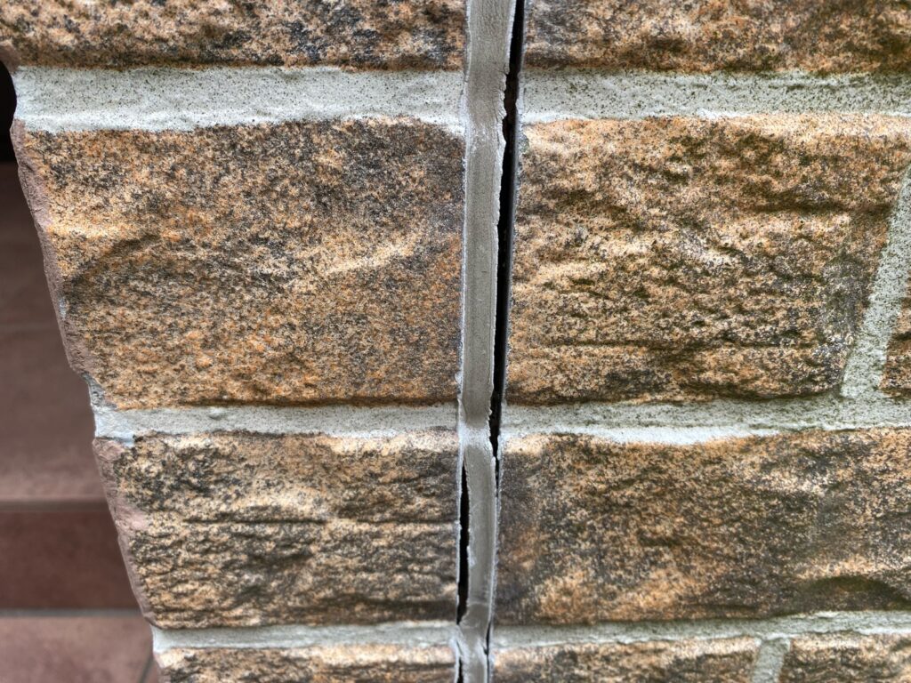 外壁コーキング劣化しています。