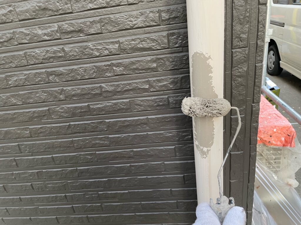 竪樋上塗り一回目。