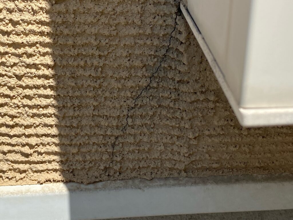 外壁クラックが発生しています。