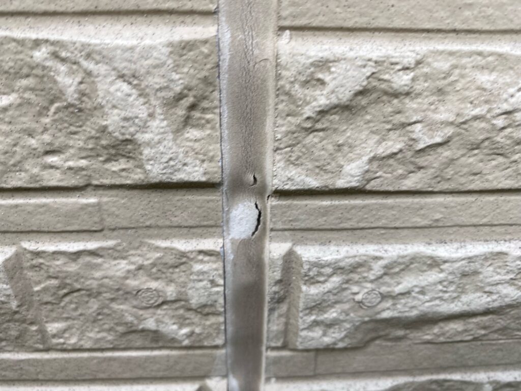 外壁コーキング劣化しています。