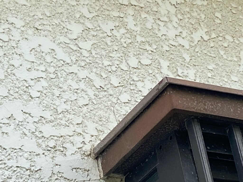 外壁クラックが発生しています。