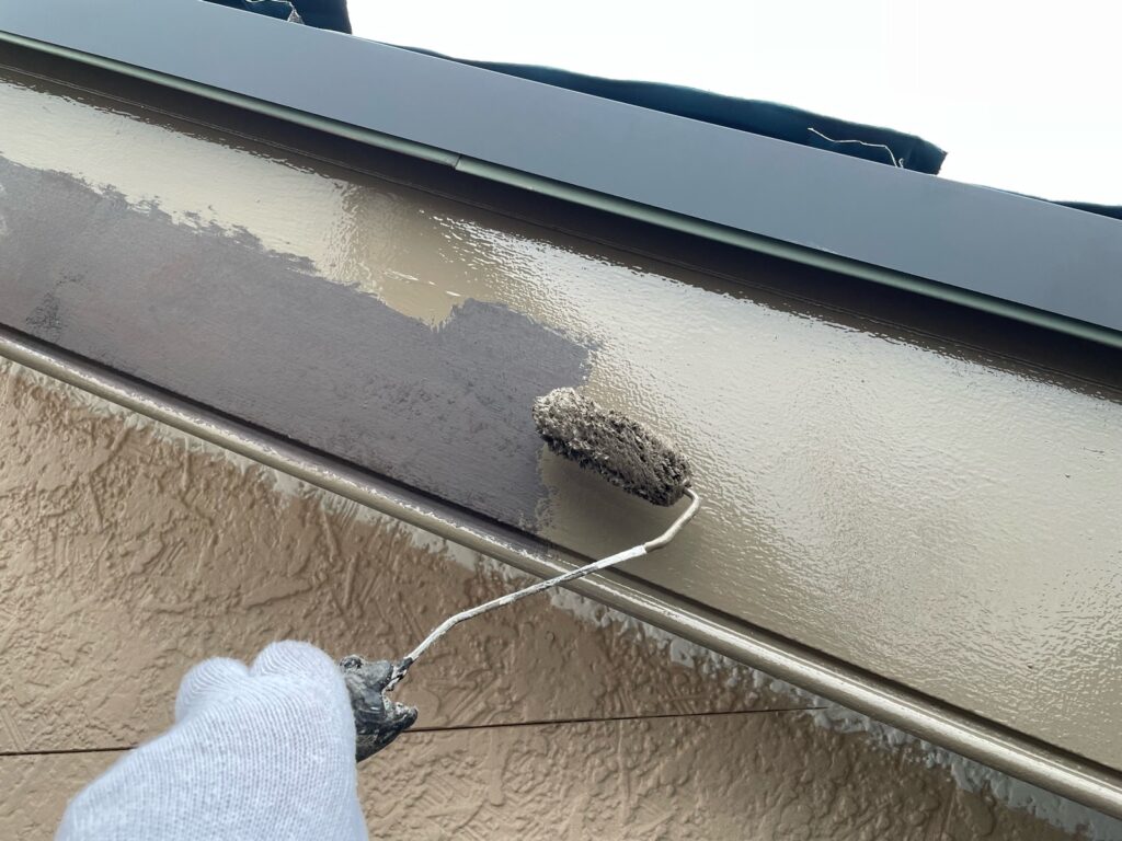 破風上塗り一回目。