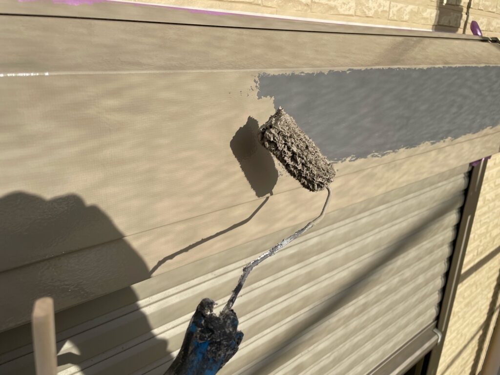 シャッターBOX上塗り一回目。