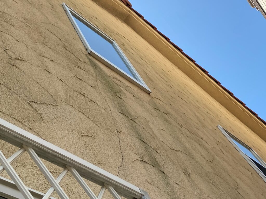 外壁クラックが発生しています。