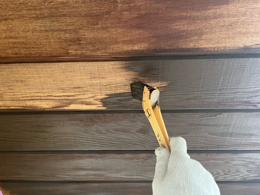 軒天上塗り一回目。