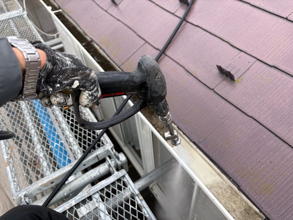 軒樋高圧洗浄。