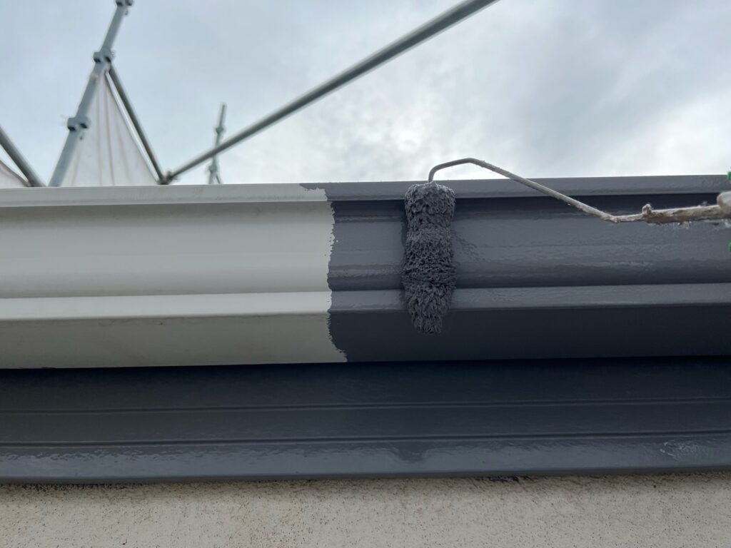 軒樋上塗り一回目。