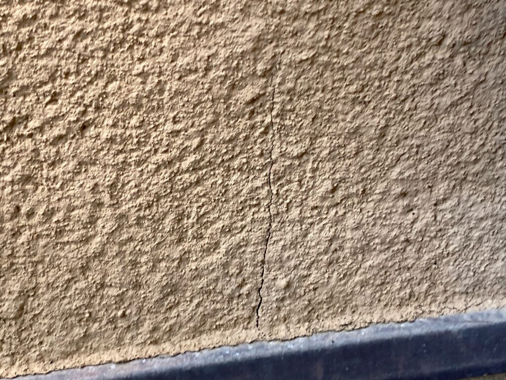 外壁クラックが発生しています。