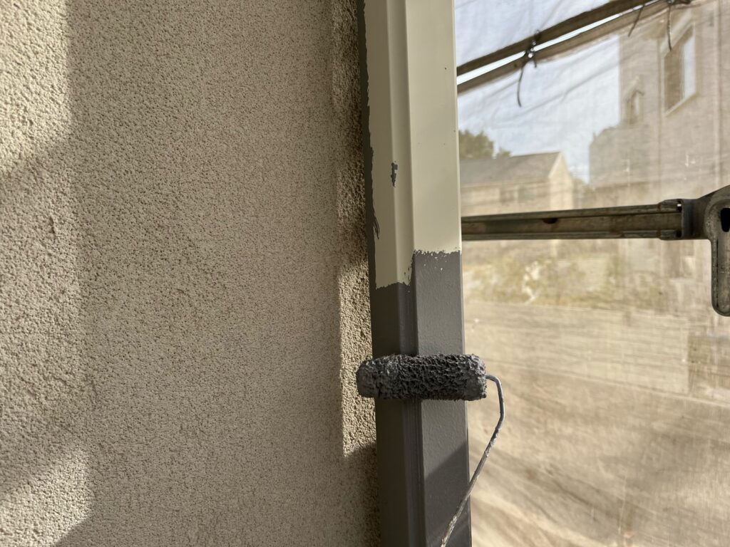 雨樋上塗り一回目。