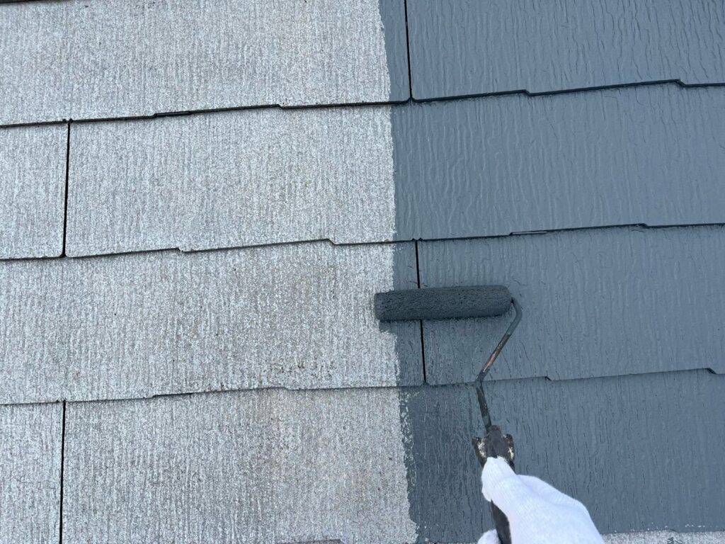 屋根上塗り一回目。