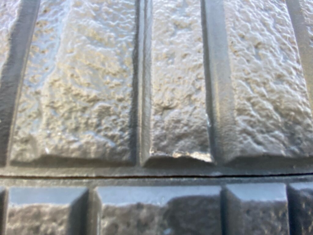 外壁塗膜が剥がれています。